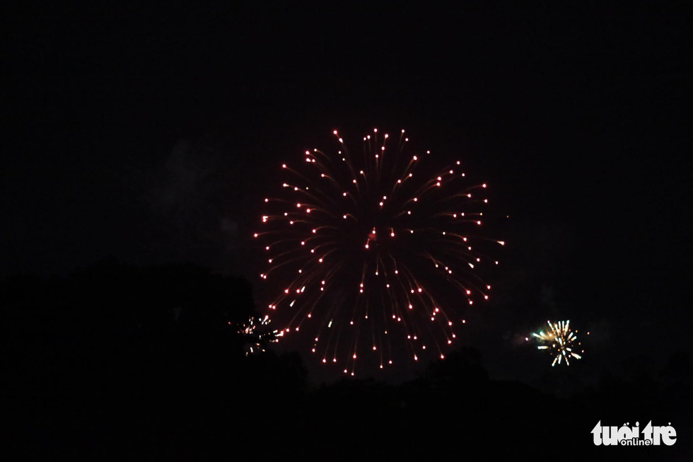 No firecrackers exploded in the sky for tens of minutes after New Year's Eve - Photo 3.