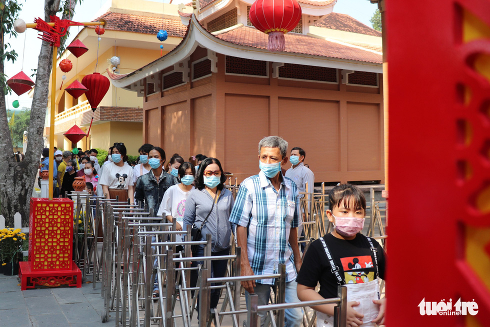 People in 3 regions go to pagoda ceremony on the morning of the 1st, Tan Suu year bridge without COVID - Photo 5.