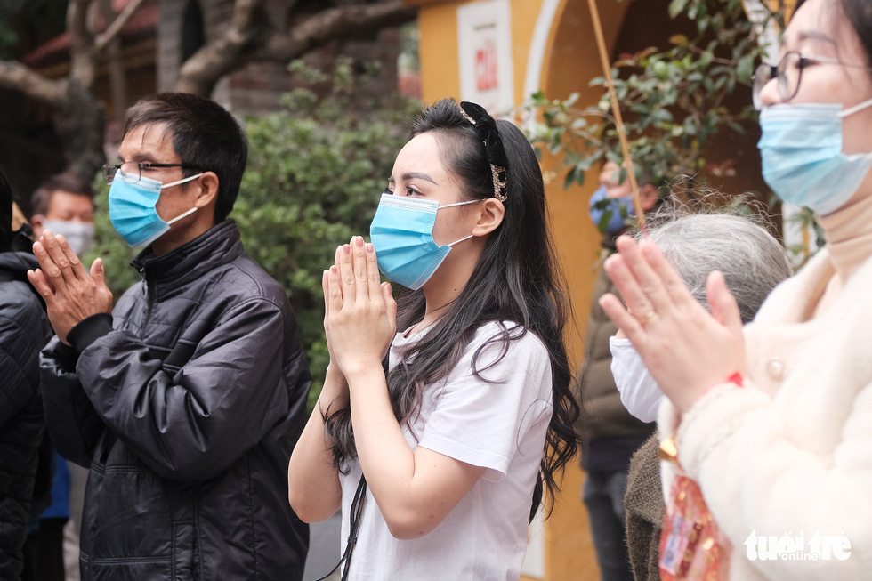 People in 3 regions go to pagoda ceremony on the morning of the 1st, Tan Suu year bridge without COVID - Photo 2.