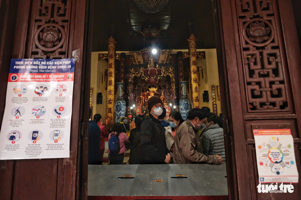 People in 3 regions go to pagoda ceremony on the morning of the 1st, Tan Suu year bridge without COVID - Photo 3.