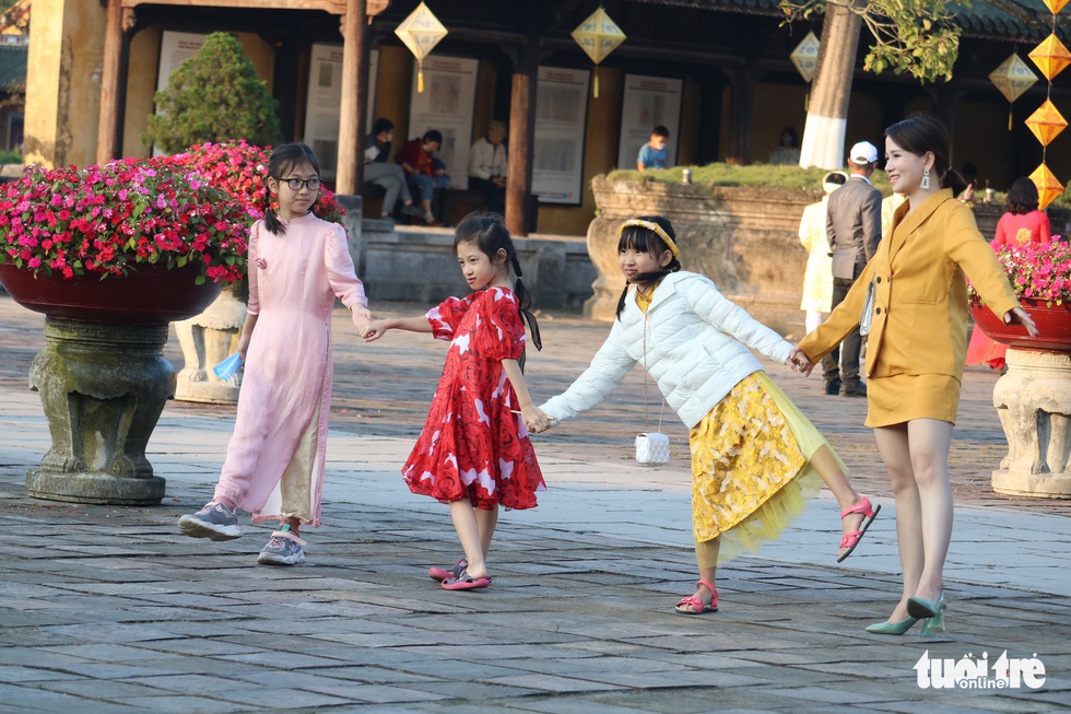 Free spring tour people in Hue ruins - Photo 3.