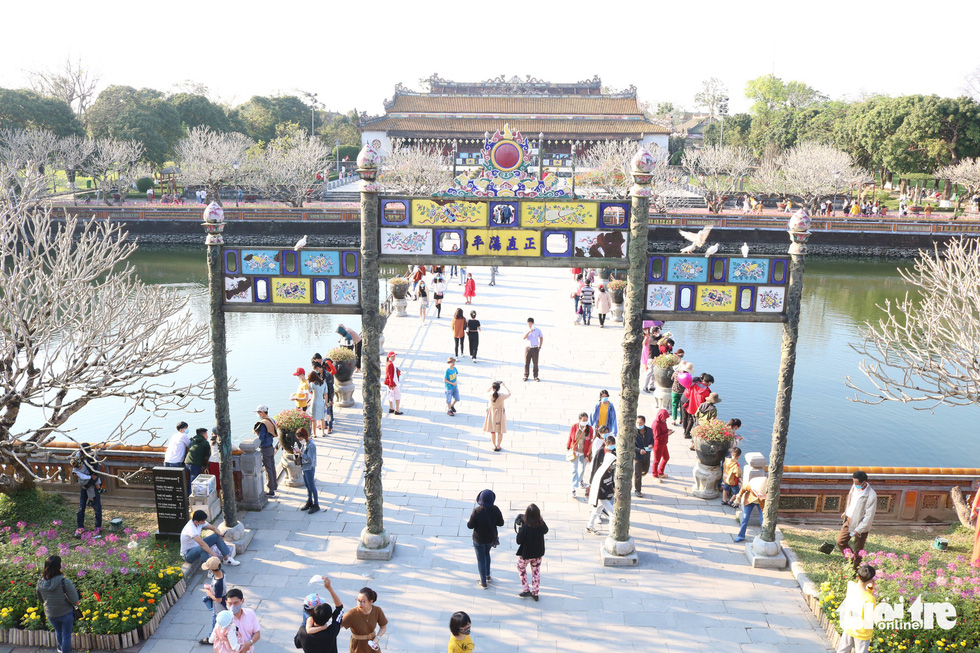 Free spring tour people in Hue ruins - Photo 5.