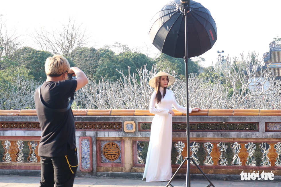 Free spring travel people in Hue ruins - Photo 10.