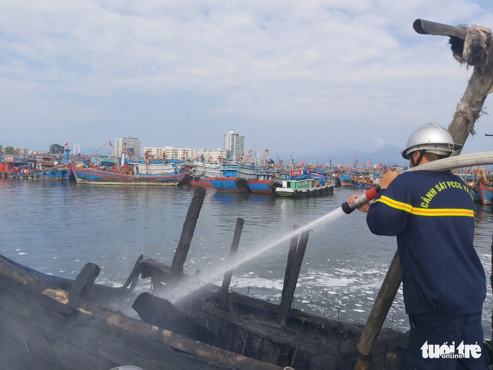 Mùng 3 tết, 3 tàu cá ở cảng cá Thọ Quang bốc cháy dữ dội - Ảnh 5.