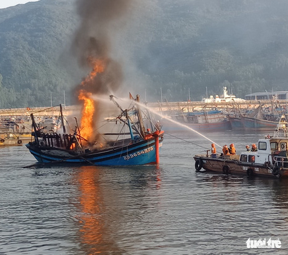 Mùng 3 Tết, 3 tàu cá ở cảng cá Thọ Quang bốc cháy dữ dội - Ảnh 1.