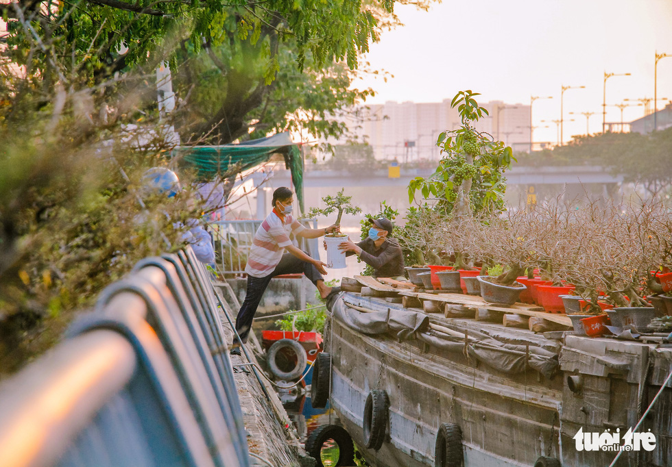 Thuyền hoa cập Bến Bình Đông chở tết đến Sài Gòn - Ảnh 2.