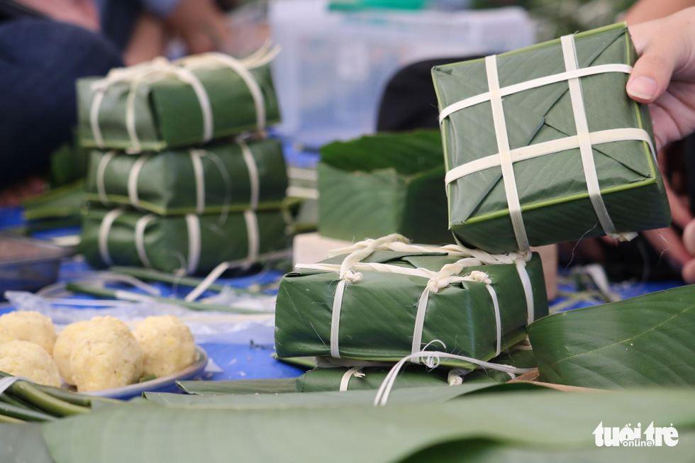 Students pack 1,000 banh chung for difficult students to go home to celebrate Tet - Photo 3.