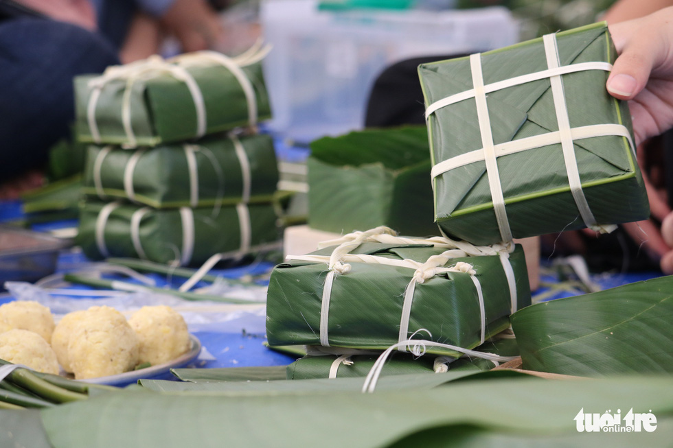 Sinh viên gói 1.000 bánh chưng tặng sinh viên khó khăn về quê ăn Tết - Ảnh 3.