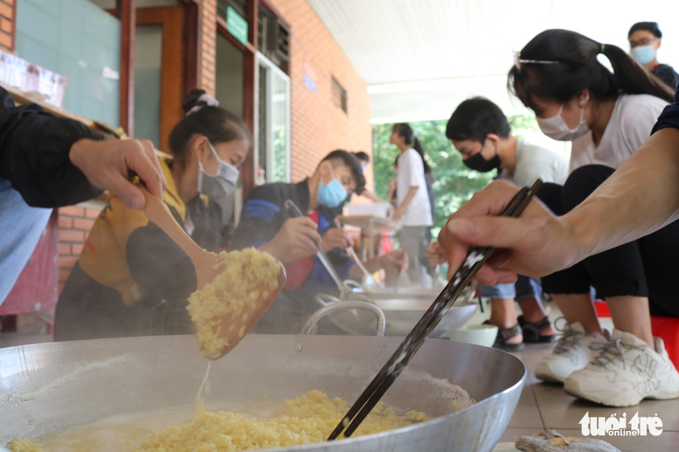 Students pack 1,000 banh chung for difficult students to go home to celebrate Tet - Photo 5.