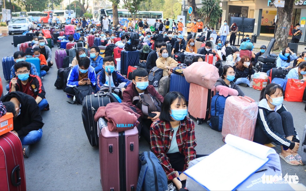 Sinh viên gói 1.000 bánh chưng tặng sinh viên khó khăn về quê ăn Tết - Ảnh 11.