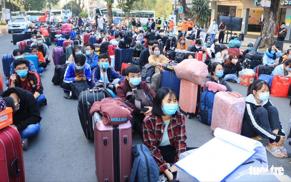 Students pack 1,000 banh chung for difficult students to go home to celebrate Tet - Photo 11.