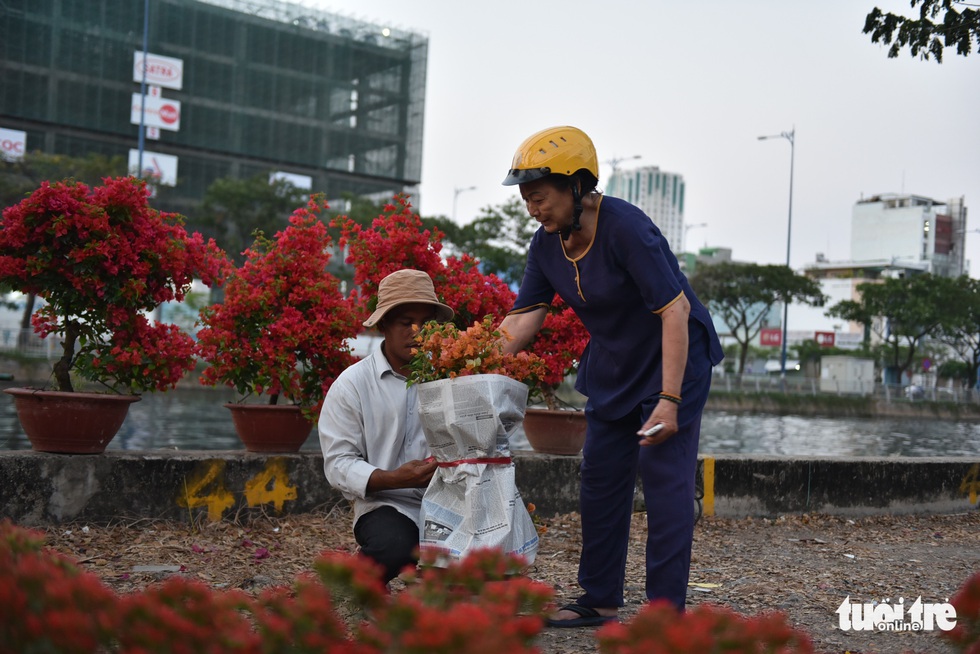 Thuyền hoa cập Bến Bình Đông chở tết đến Sài Gòn - Ảnh 14.