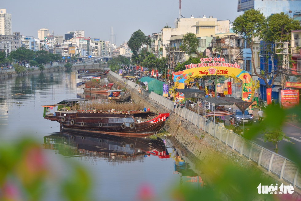 Flower boat arrives at Ben Binh Dong to carry Tet to Saigon - Photo 15.