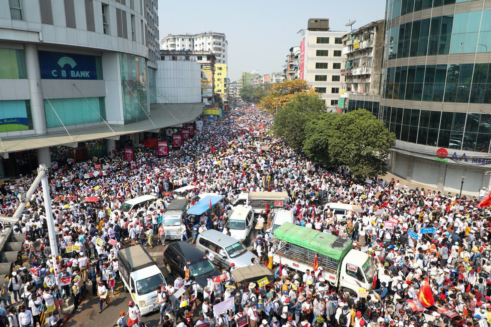 Người biểu tình khắp Myanmar xuống đường phản đối chính quyền quân sự - Ảnh 3.