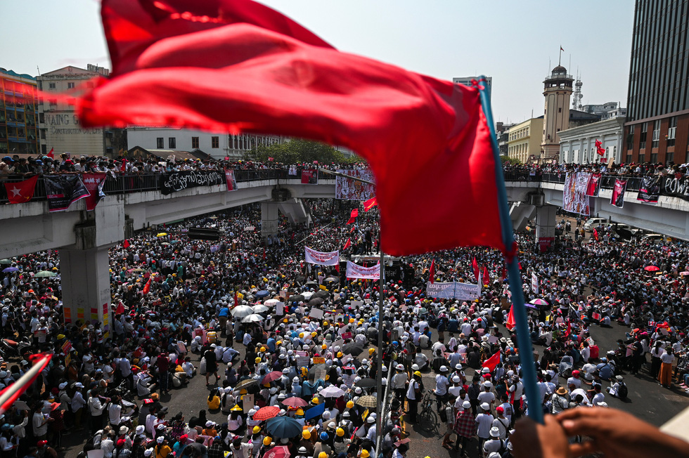 Người biểu tình khắp Myanmar xuống đường phản đối chính quyền quân sự - Ảnh 1.