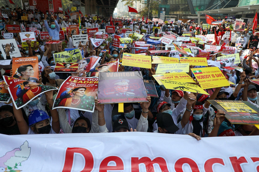 Người biểu tình khắp Myanmar xuống đường phản đối chính quyền quân sự - Ảnh 6.
