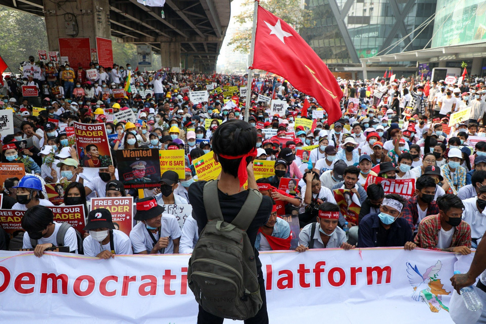 Người biểu tình khắp Myanmar xuống đường phản đối chính quyền quân sự - Ảnh 5.