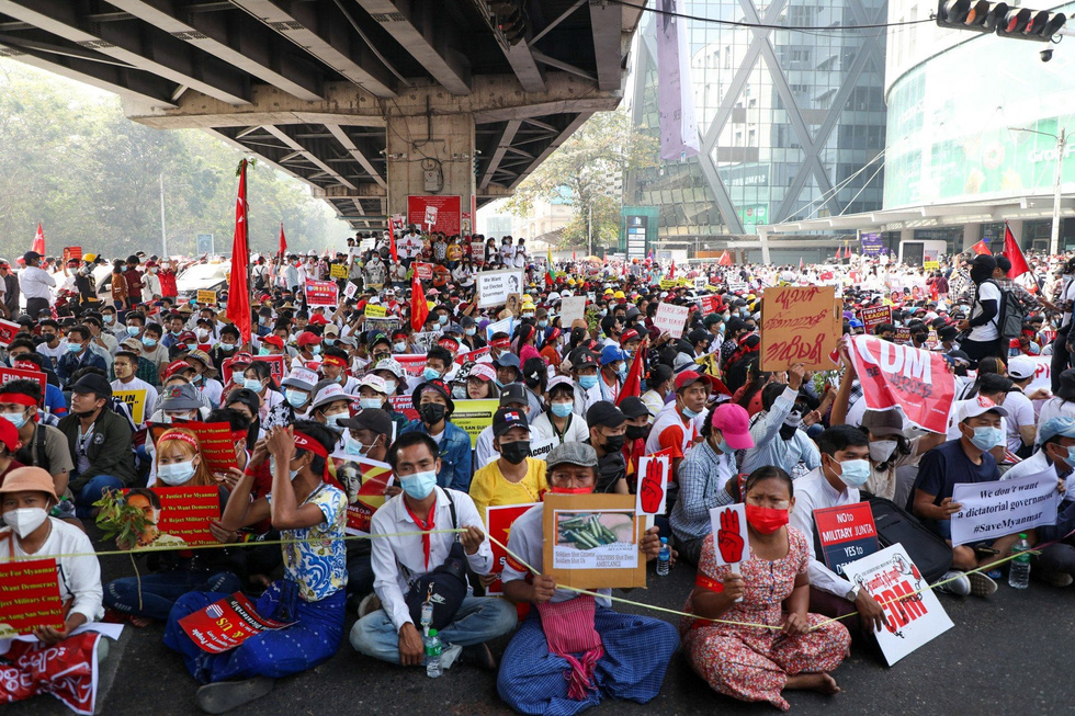 Người biểu tình khắp Myanmar xuống đường phản đối chính quyền quân sự - Ảnh 4.
