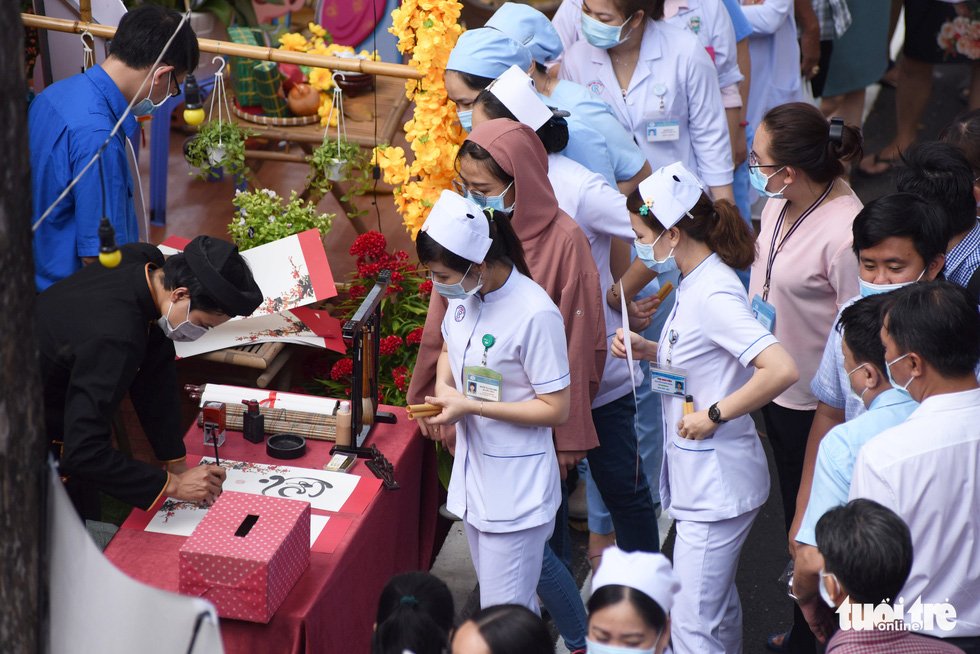 Dạo đường hoa xuân bệnh viện để vơi bớt nỗi buồn bệnh tật - Ảnh 3.