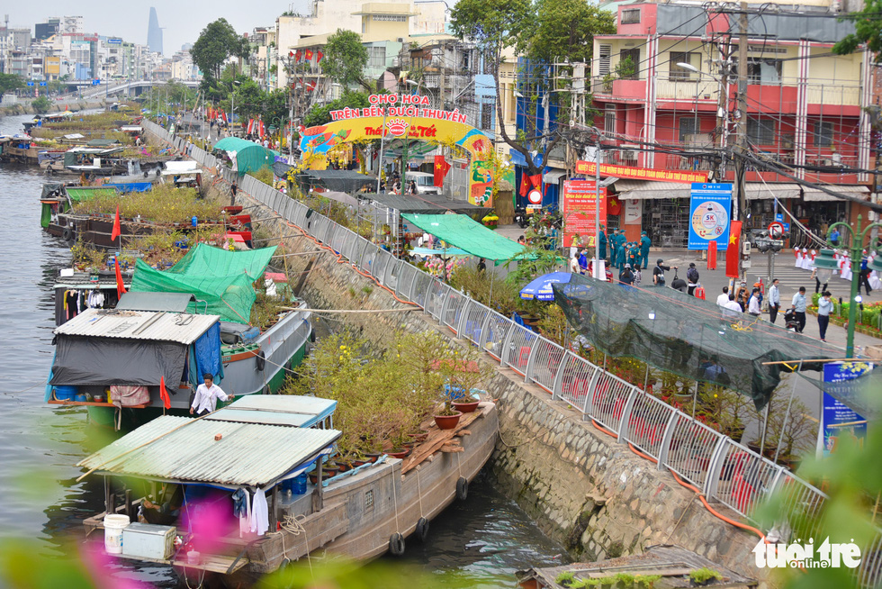 Saigon people come to Binh Dong wharf to visit the spring flower market On the pier under the boat - Photo 3.