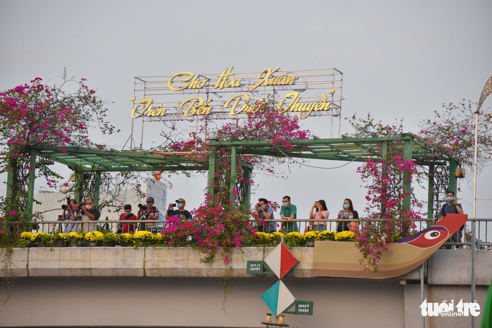 Saigon people come to Binh Dong wharf to visit the spring flower market On the pier under the boat - Photo 8.