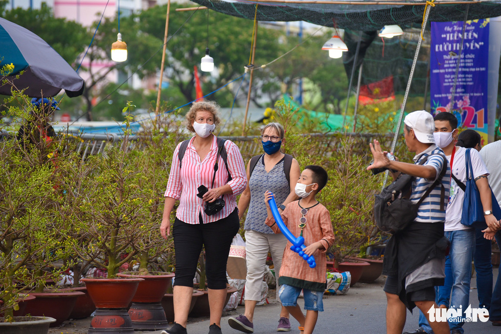 Saigon people come to Binh Dong wharf to visit the spring flower market On the pier under the boat - Photo 5.