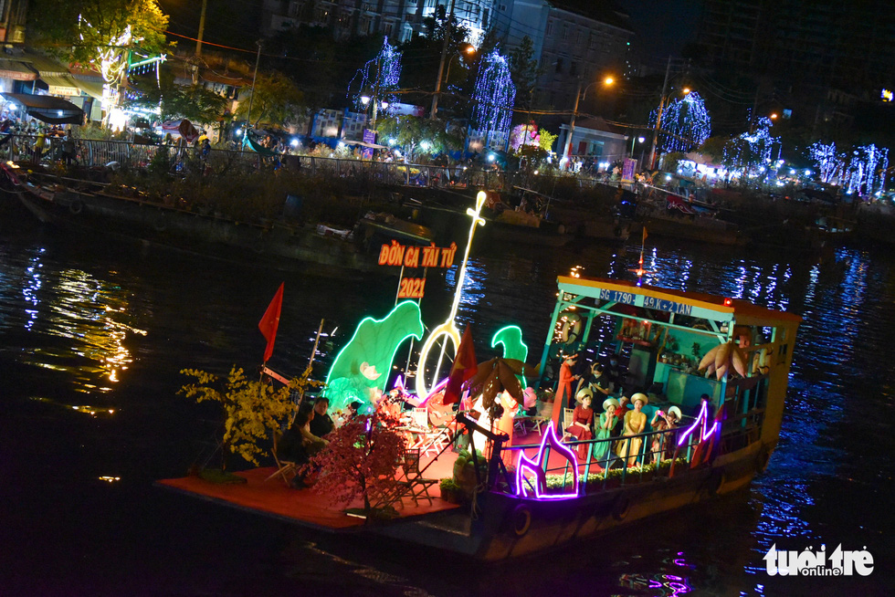 Saigon people come to Binh Dong wharf to visit the spring flower market On the pier under the boat - Photo 7.