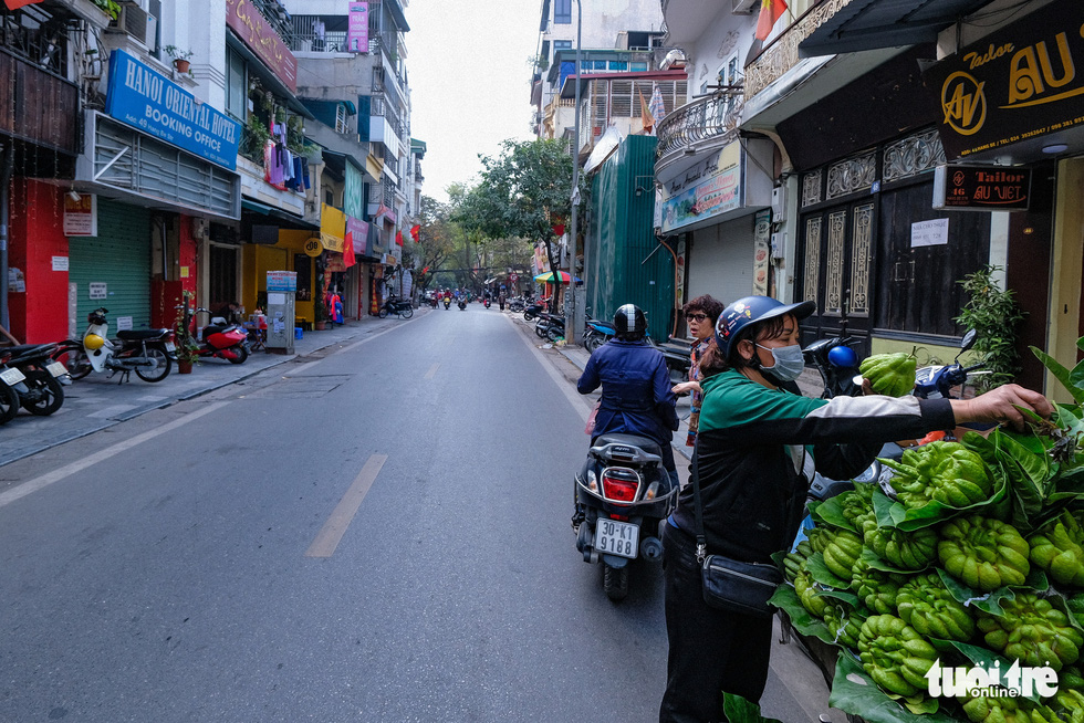 Phố cổ Hà Nội đìu hiu, hàng loạt cửa hàng treo biển nghỉ bán - Ảnh 7.