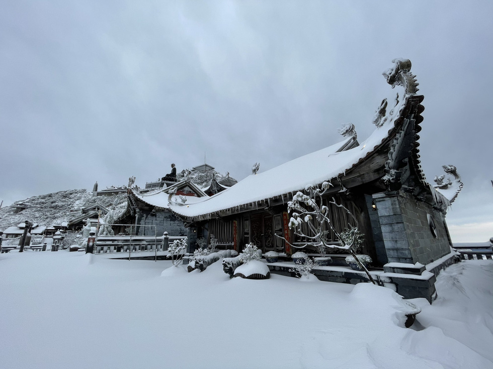 Tuyết rơi dày hơn nửa mét trên đỉnh Fansipan - Ảnh 1.