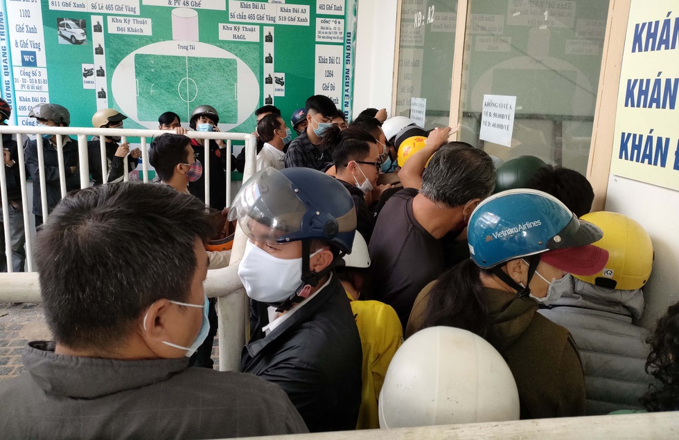 Sốt vé xem trận Hoàng Anh Gia Lai - T.Bình Định - Ảnh 2. Sốt vé xem trận Hoàng Anh Gia Lai - T.Bình Định - Ảnh 2.