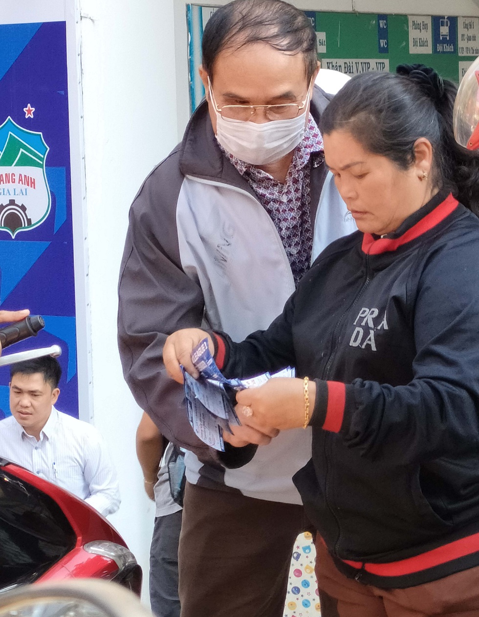 Sốt vé xem trận Hoàng Anh Gia Lai - T.Bình Định - Ảnh 3. Sốt vé xem trận Hoàng Anh Gia Lai - T.Bình Định - Ảnh 3.