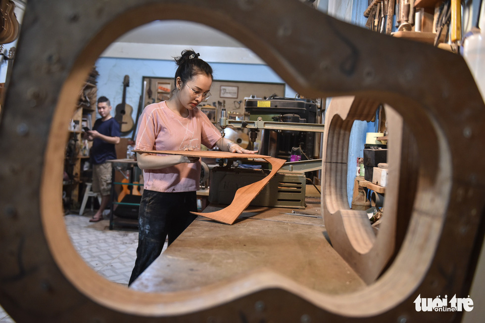 The Saigon couple 15 years making handmade lute - Photo 4.