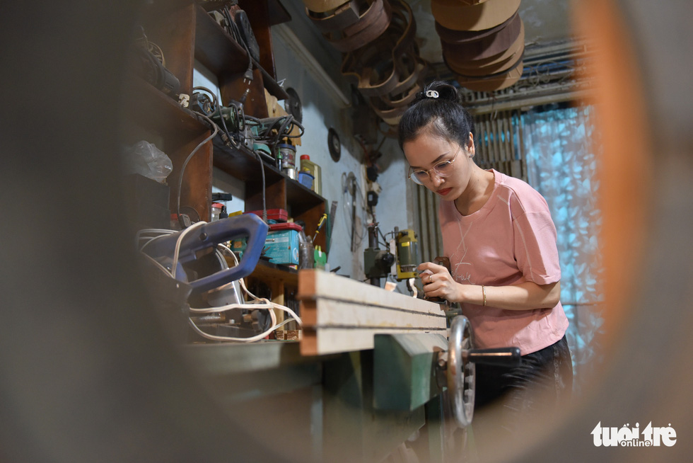 The Saigon couple 15 years making handmade lute - Photo 5.