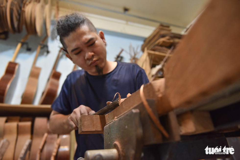 The Saigon couple 15 years making handmade lute - Photo 6.