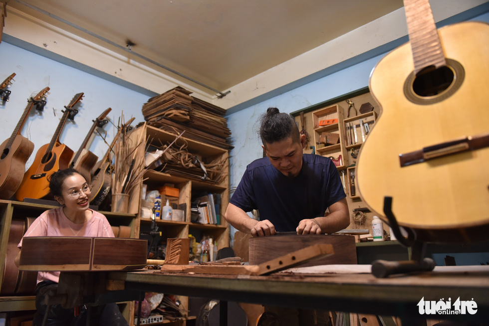 The Saigon couple 15 years making handmade lute - Photo 1.