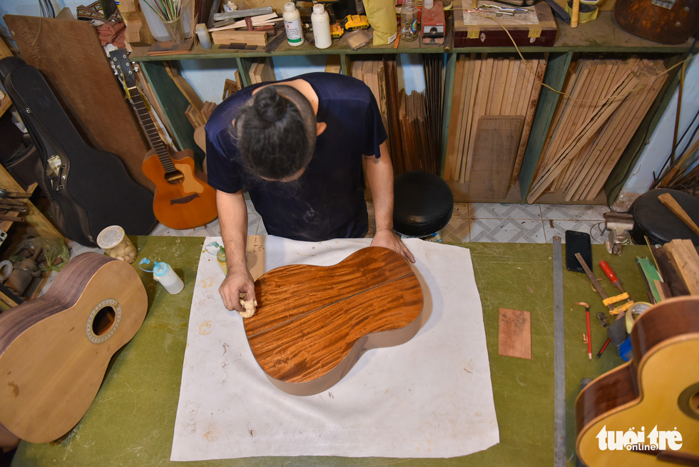 The Saigon couple 15 years making handmade lute - Photo 8.