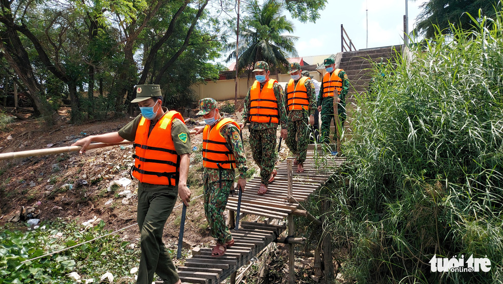 Chia nhỏ quân ‘siết’ biên giới Campuchia để ngăn dịch COVID-19 - Ảnh 1.