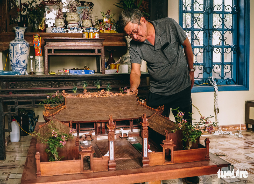 Độc đáo mô hình đình làng bằng gỗ gụ nhỏ nhất Việt Nam - Ảnh 1.