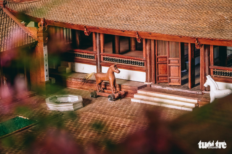 Độc đáo mô hình đình làng bằng gỗ gụ nhỏ nhất Việt Nam - Ảnh 8.