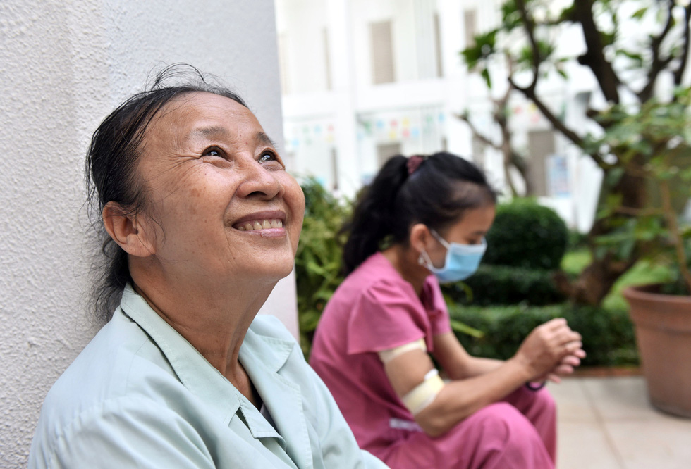 A mother sells lottery tickets, works as a motorcycle taxi to take care of her 2 mentally ill and on dialysis - Photo 12.