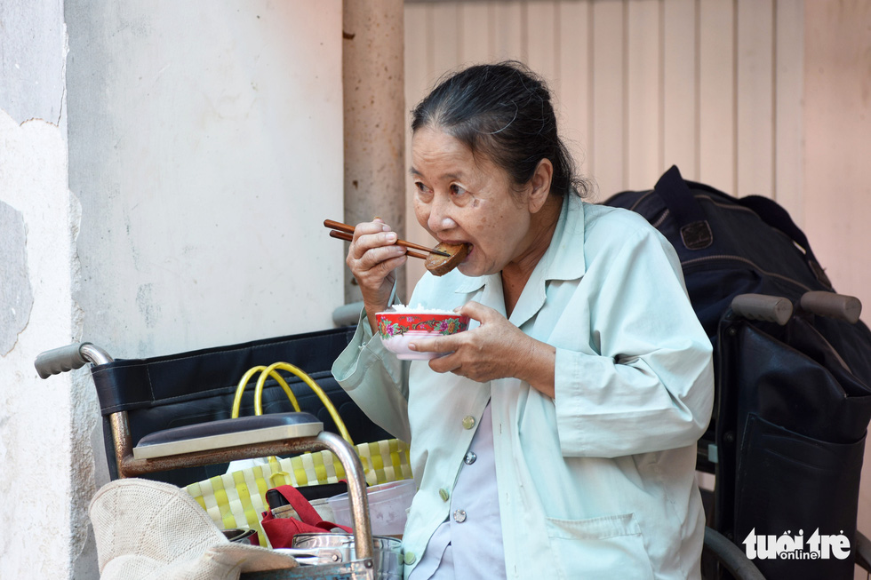 A mother sells lottery tickets, works as a motorcycle taxi to take care of her 2 mentally ill and on dialysis - Photo 7.