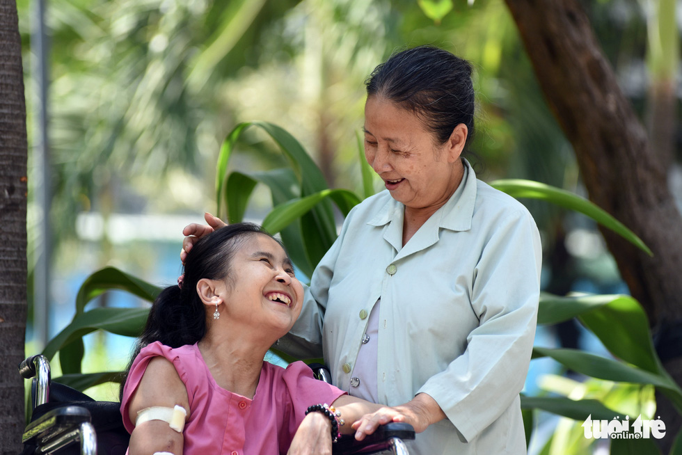 The mother sells lottery tickets, works as a motorcycle taxi to take care of her 2 mentally ill children and undergoes dialysis - Photo 1.