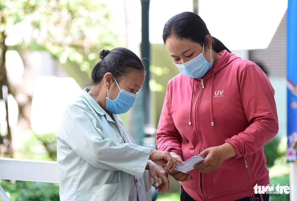 A mother sells lottery tickets, works as a motorcycle taxi to take care of her 2 mentally ill and on dialysis - Photo 4.