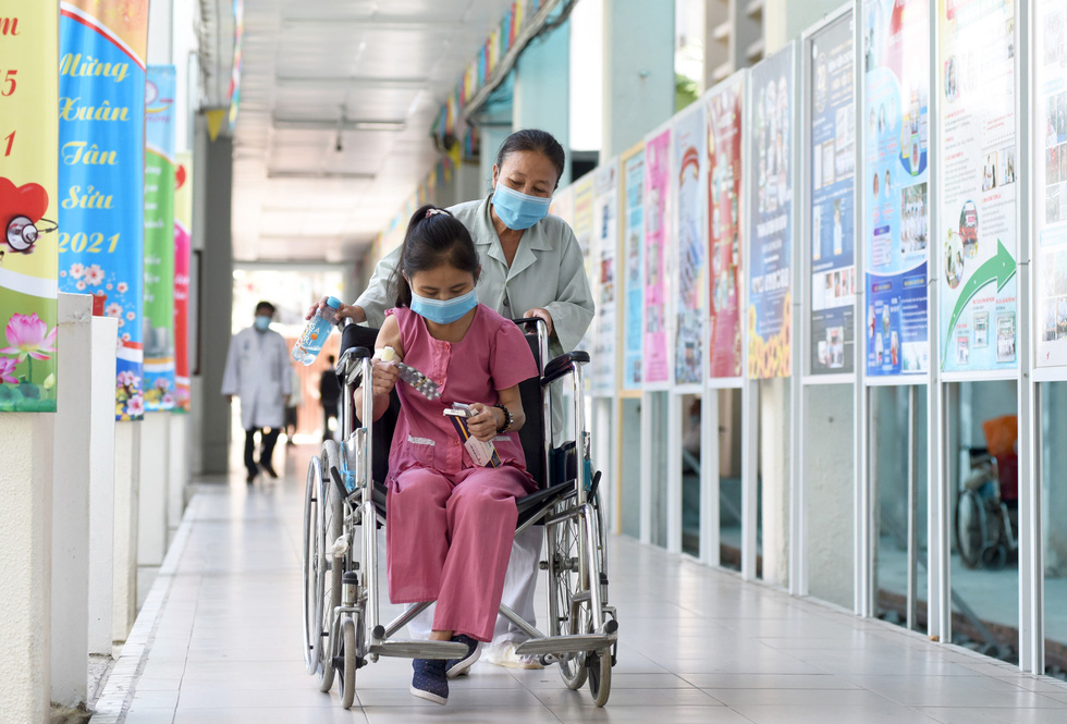 A mother sells lottery tickets, works as a motorcycle taxi to take care of her 2 mentally ill children and undergoes dialysis - Photo 13.