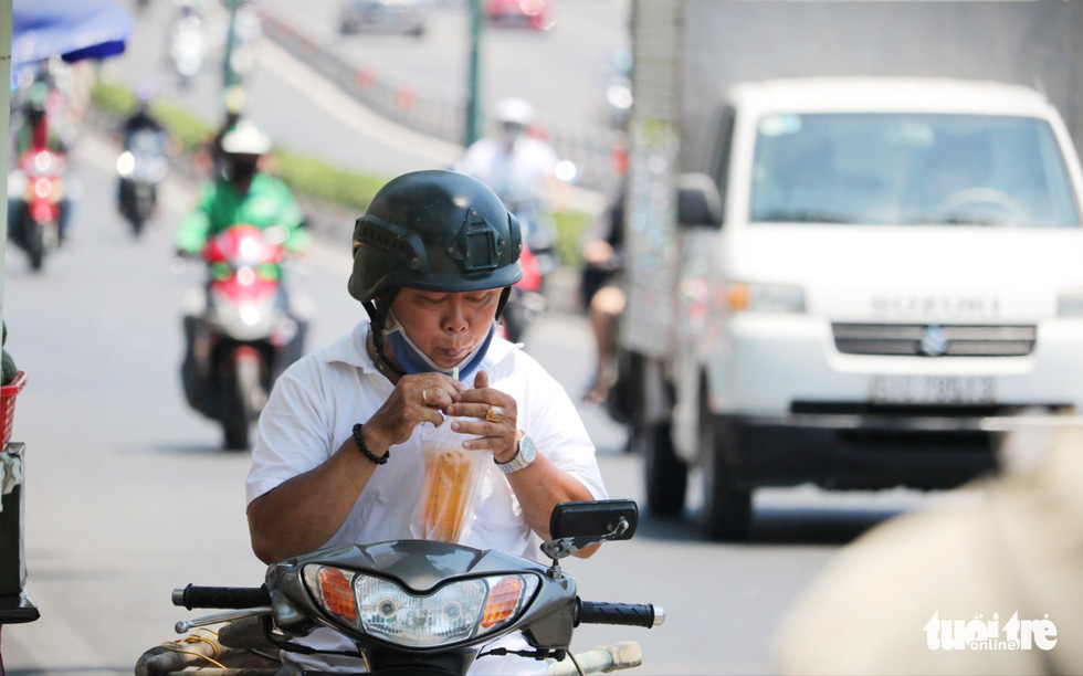 TP.HCM nắng nóng hừng hực - Ảnh 4.