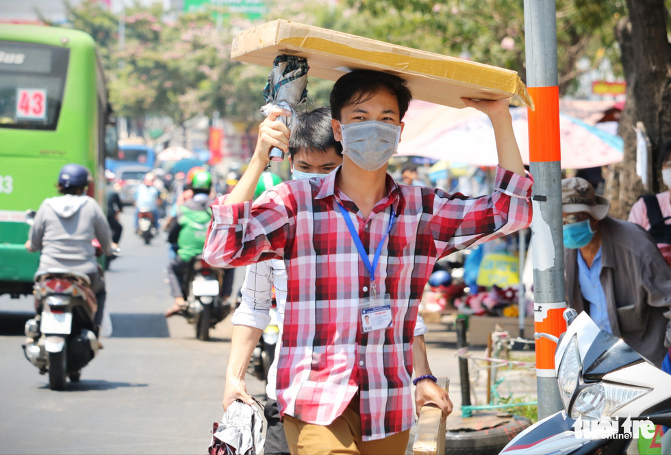 TP.HCM nắng nóng hừng hực - Ảnh 7.