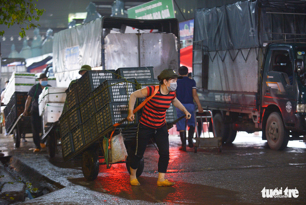 8-3 days of the women who live forever in Long Bien market - Photo 6.