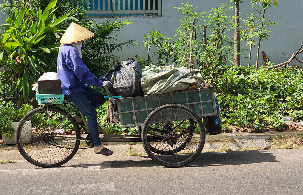 Đánh giày, bán nước mía, nước sâm... kiếm miếng ăn dưới trời nắng nóng - Ảnh 4.