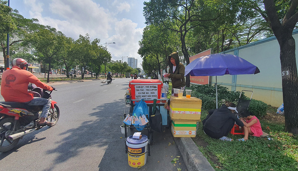 Đánh giày, bán nước mía, nước sâm... kiếm miếng ăn dưới trời nắng nóng - Ảnh 1.