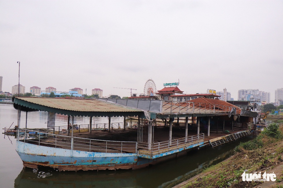 Du thuyền tiền tỉ ngày nào vẫn nằm hoang tàn trên mặt hồ Tây - Ảnh 1. Du thuyền tiền tỉ ngày nào vẫn nằm hoang tàn trên mặt hồ Tây - Ảnh 1.
